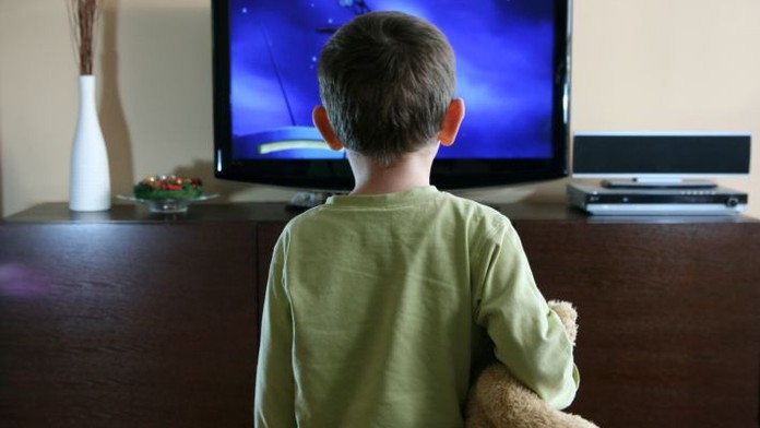 Má vaše dítě v pokojíku televizi? Tak je SÁDELNATĚJŠÍ než jeho kamarádi!