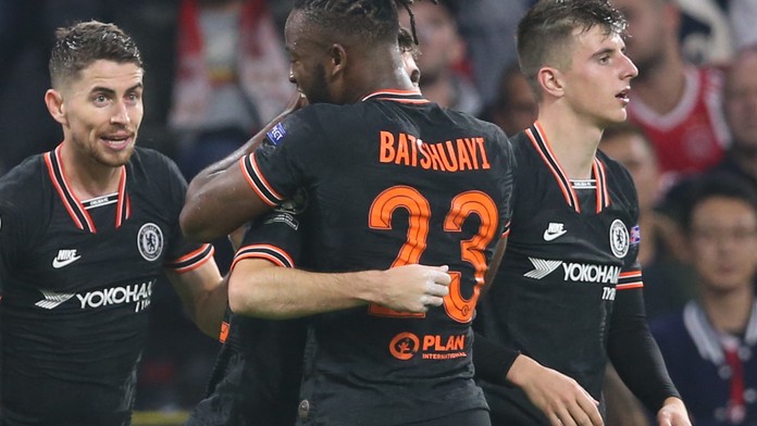 Bujará oslava útočníka Chelsea, ruka spoluhráče mu skončila v rozkroku