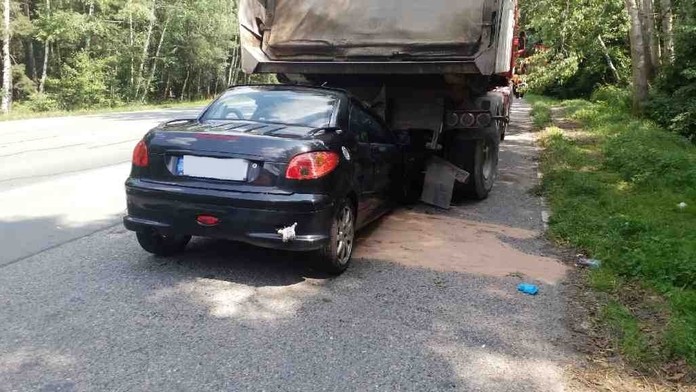 Do stojícího náklaďáku stovkou vrazil kabriolet. Řidič jen zázrakem přežil
