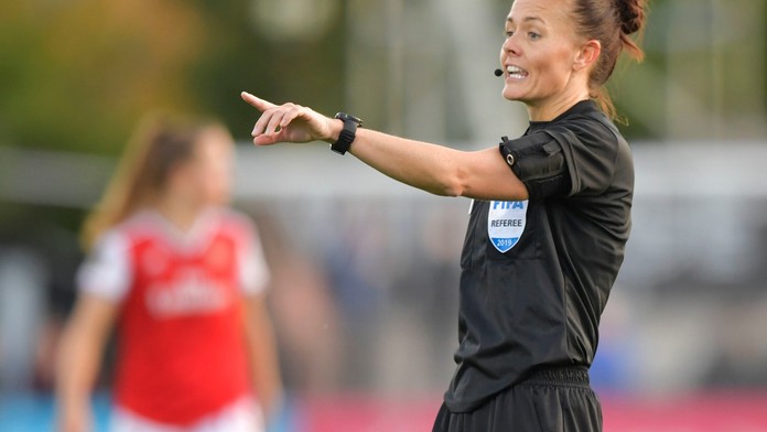 Anglický profesionální fotbal má první ženskou rozhodčí. Dočká se v pondělí