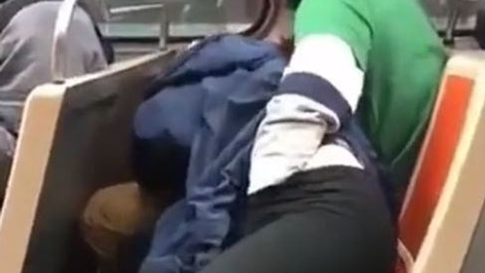 Žena dopřála orální sex ve vlaku cizímu muži. Důvod policii šokoval