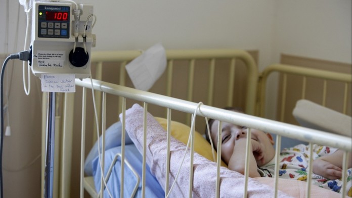 Maminku odmítli pustit za tříměsíční dcerkou. Ženě pouze odebírali mléko