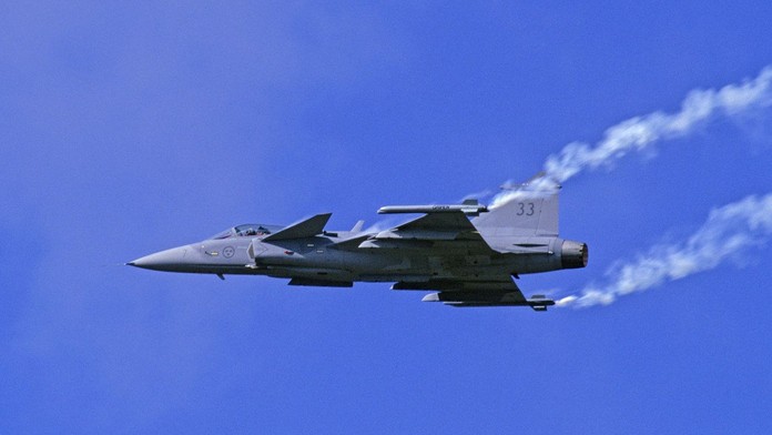 Extrémní hašení: Švédové nasadili proti požárům i Gripeny. VIDEO