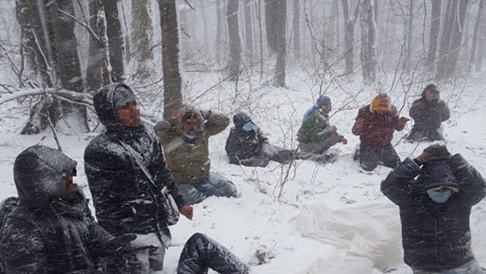 Migrant zemřel ve sněhové bouři na hranici Slovenska. Další zadržela policie
