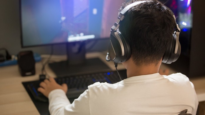 Chlapec z Hodonínska chtěl zabít vlastní matku! Zakázala mu internet