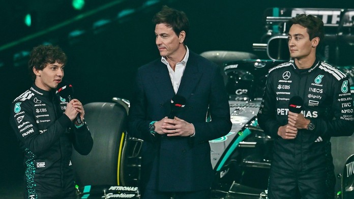 Luxusní problémy Mercedesu. Russell jede o svou budoucnost, ví Schumacher