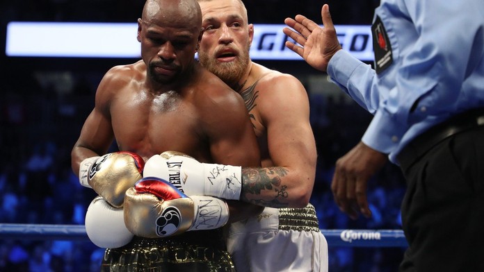 Nikdy tě neopustím! Momentka ze zápasu Floyd vs. Conor baví svět