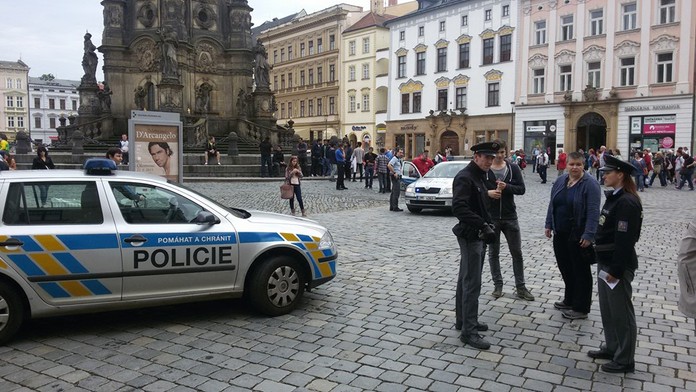 Útok na stánek s peticí proti Islámu: Křičeli, že budeme otroky!