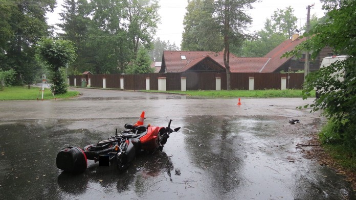 Řidička chtěla odtáhnout zraněného motorkáře, přejela ho dodávka