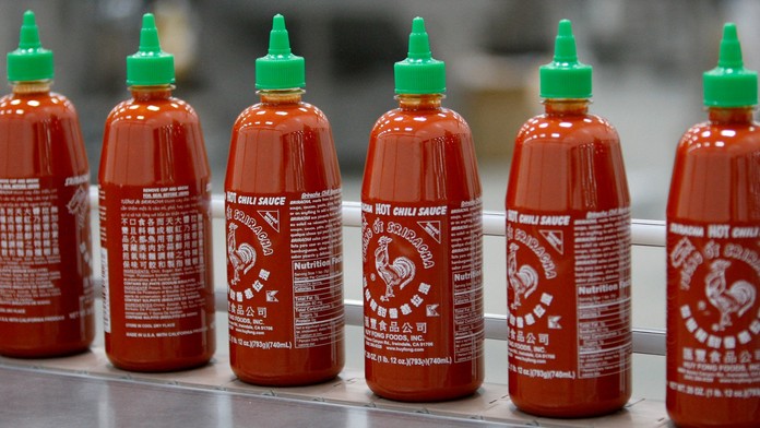 Oblíbená ostrá omáčka v ohrožení. Výrobce Srirachi má málo chilli papriček