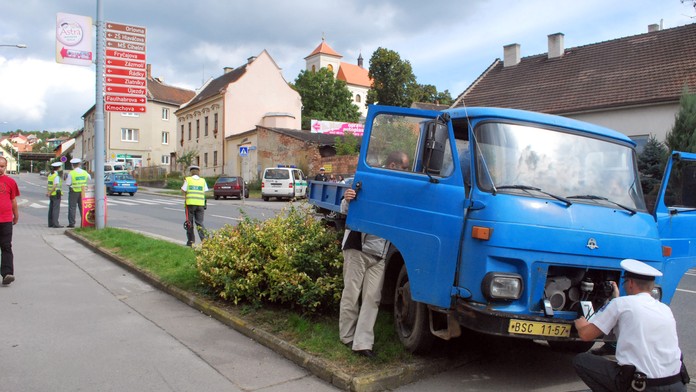 DĚSIVÁ NEHODA! Z havarované avie se UTRHLO KOLO a PŘIZABILO CHODCE!