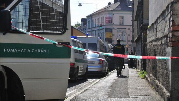 V paneláku našli mrtvou ženu! Policie zadržela tři podezřelé 