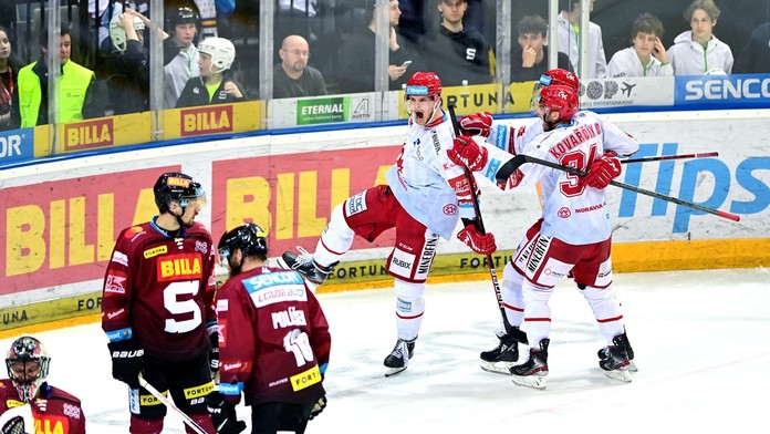 Sparta doma v play-off poprvé prohrála. Její fanoušci dělali v závěru ostudu