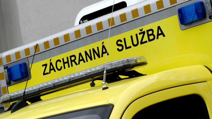 Dělníka přizabil utržený štít domu
