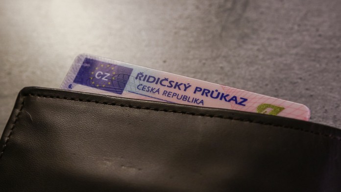 Zkontrolujte si řidičáky. Do konce roku si je musí povinně vyměnit půl milionu řidičů