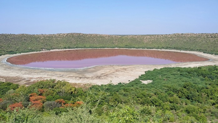 Jezero se záhadně zbarvilo na červeno! Odborníci přesně neví proč
