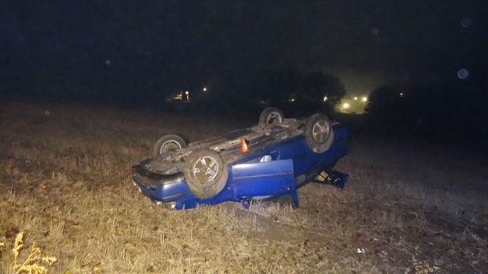 Mladý řidič popil a skončil na střeše v poli