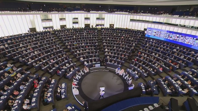 Je nás málo, stěžuje si 700 europoslanců. Chtějí další křesla