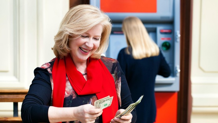 Žena si chtěla vybrat poslední peníze, na účtu našla téměř miliardu dolarů!