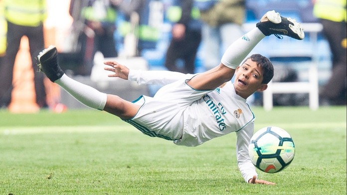 Jde ve šlépějích svého otce. Syn Ronalda opouští United a vrací se do Realu