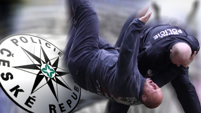Cizinec zaútočil lahví na policistu. Rozbil mu hlavu