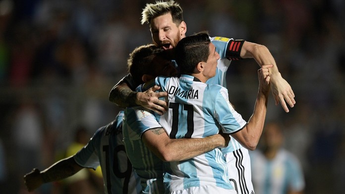 Famózní gól a dvě nahrávky! Messi vykřesal naději pro Argentinu