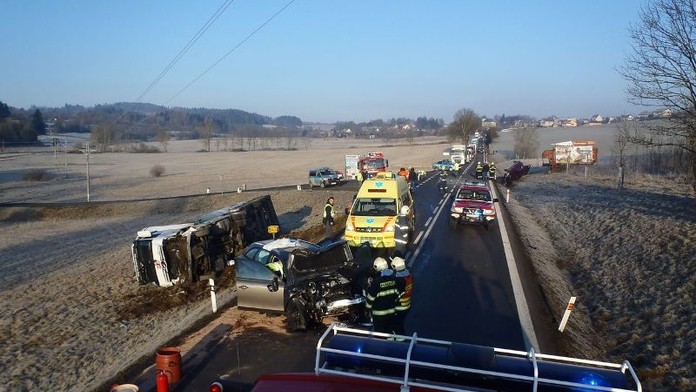 U nehody převrácené cisterny a dvou aut zasahoval i vrtulník