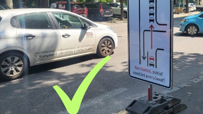 Nová značka proti chaosu na křižovatkách. Hodila by se i v českých městech