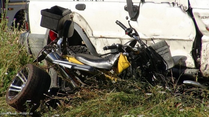 U Českého Brodu zemřel čtyřkolkář. Čelně do něj narazilo auto