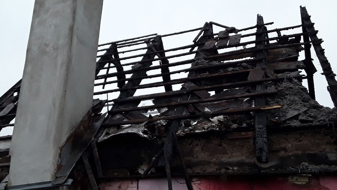 Hasiči zasahovali u požáru rekreační chatky. Našli před ní mrtvého muže