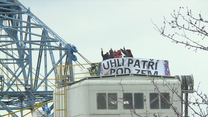 Policie zajistila ve Vršanech 105 aktivistů. Čtyři ženy dál blokují stroje
