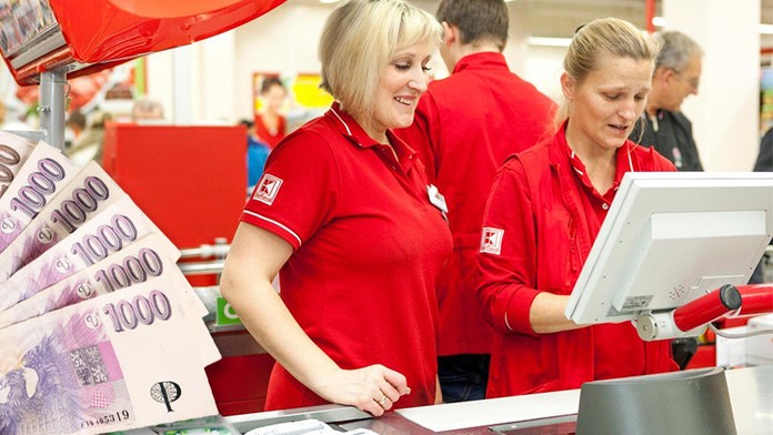 Kaufland zavádí minimální mzdu. Na kolik si lidé zaručeně přijdou?