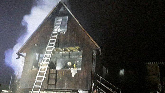 Požár chaty na Vysočině! Škoda jde do stovek tisíc korun
