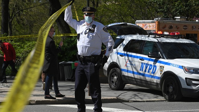 Opilá Newyorčanka srazila a zabila policistu. Předtím na facebooku nadávala policii
