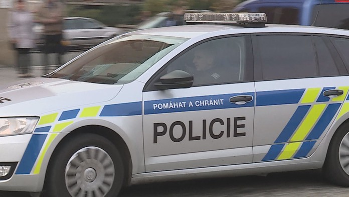 Měl vyloupit obchod a pak ujet kradeným autem. Hledá ho policie