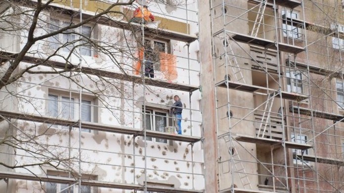 Češi si raději na rekonstrukci půjčí v bance než u rodiny