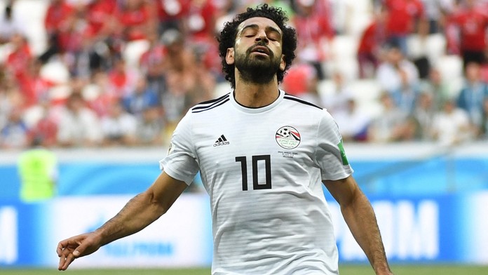Salahománie! Egypťana během utkání obtěžoval polonahý fanoušek