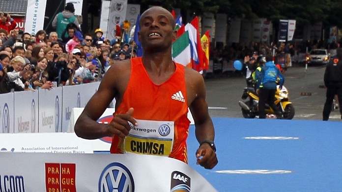Při Pražském maratonu kolabovali běžci. Záchranáři pomáhali 30 lidem