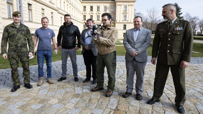 Záhada okolo Skupiny D rozluštěna. Tajemný dárce 100 milionů odhalil svou identitu