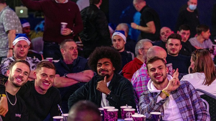 Hvězda Premier League se spoluhráči vyrazila na šipky, nepřišla o devítku Price