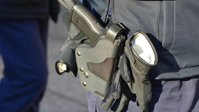 Dodávka nelegálně přejela hranice EU, policie postřelila 9 lidí