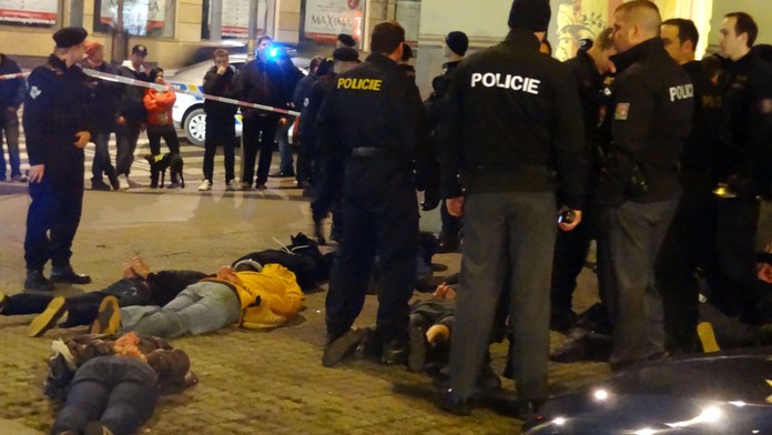 Ruští fotbaloví chuligáni řádili v centru Prahy, těžce zranili policistu