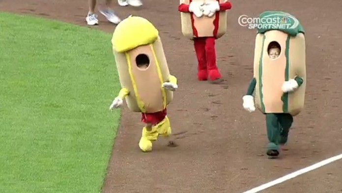 Smolař v kostýmu hot dogu! Klouček padal jako hruška