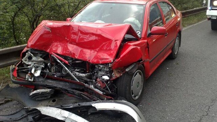 Auto na rušné křižovatce zničilo semafor. Řidiči měli starosti