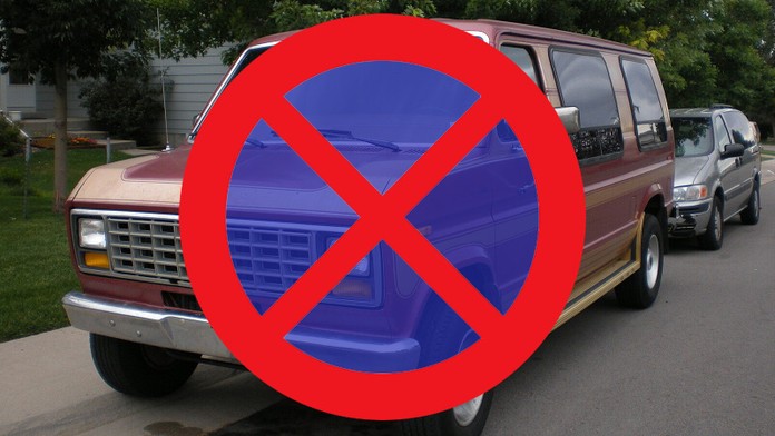 Muži zakázali zaparkovat, protože má ošklivé auto