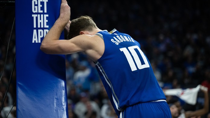 Během zápasu NBA zemřel fanoušek. Hráči nic nevěděli