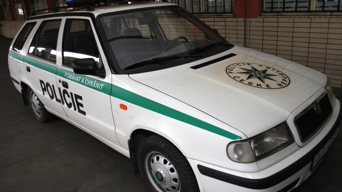 Policisté zadrželi v Praze dva muže podezřelé z vloupání do aut