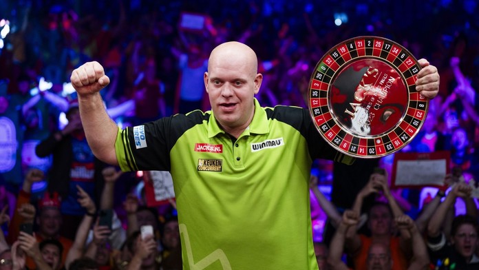 Michael van Gerwen s trofejí pro vítěze World Series Finals