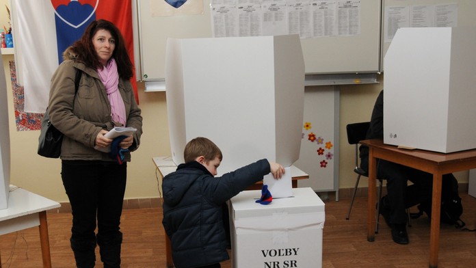 Znechucení Slováci kašlou politikům na volby. Účast je rekordně nízká