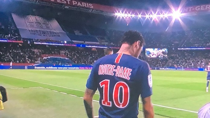 Neymar je zpátky a PSG slaví titul! Hráči uctili památku Notre-Dame